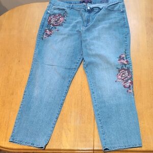 Gloria Vanderbilt Light Blue Jeans with Floral Embroidery